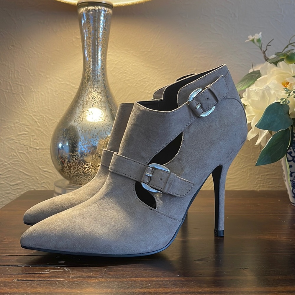 NWOT Guess fashion high heel women size 9 ankle booties TAN with silver buckles
